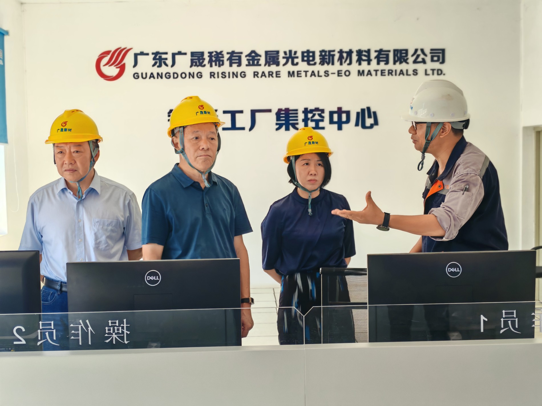 1 到访人员参观广晟新材生产车间及产品展厅.jpg