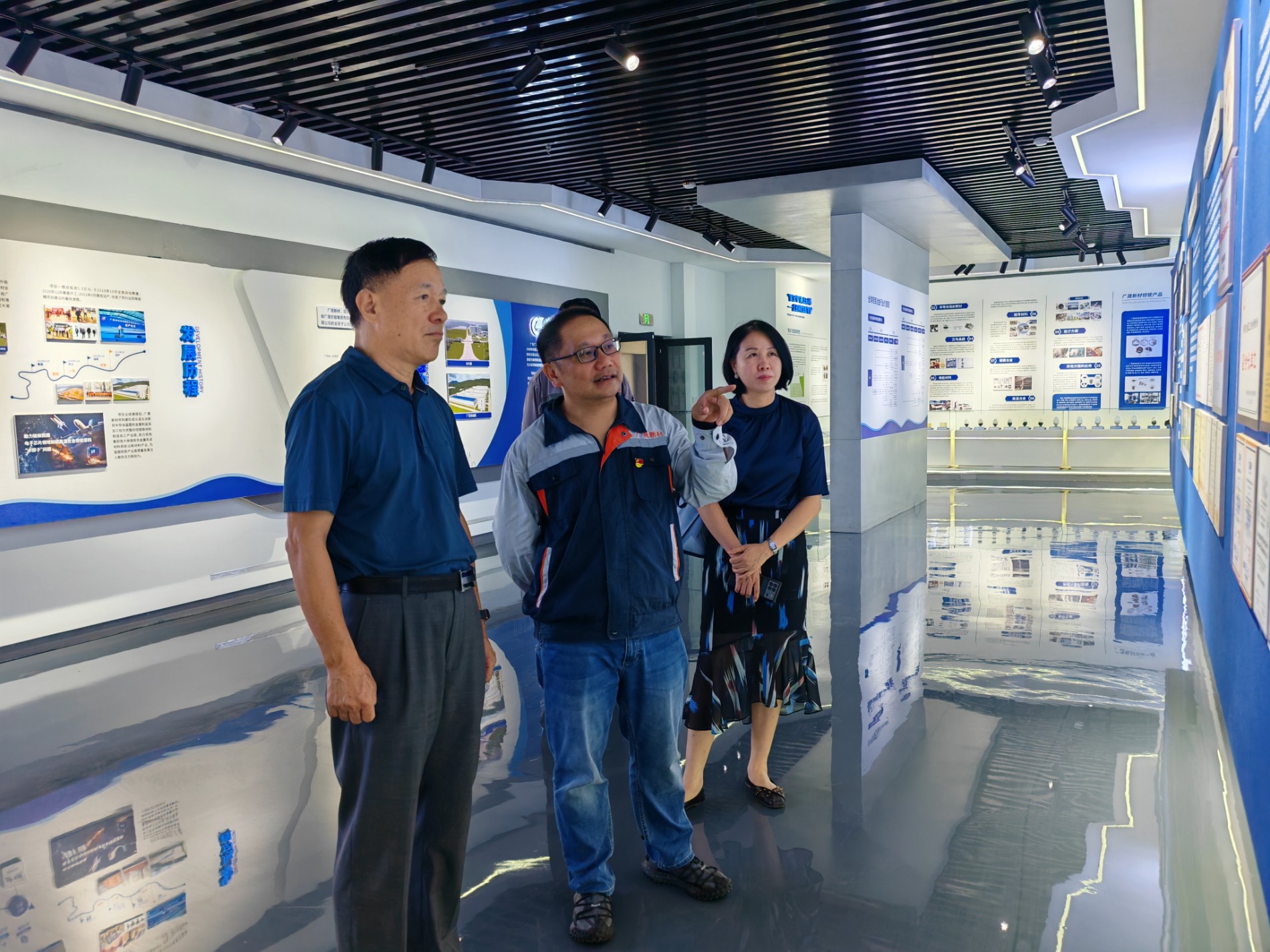 2 到访人员参观广晟新材生产车间及产品展厅.jpg